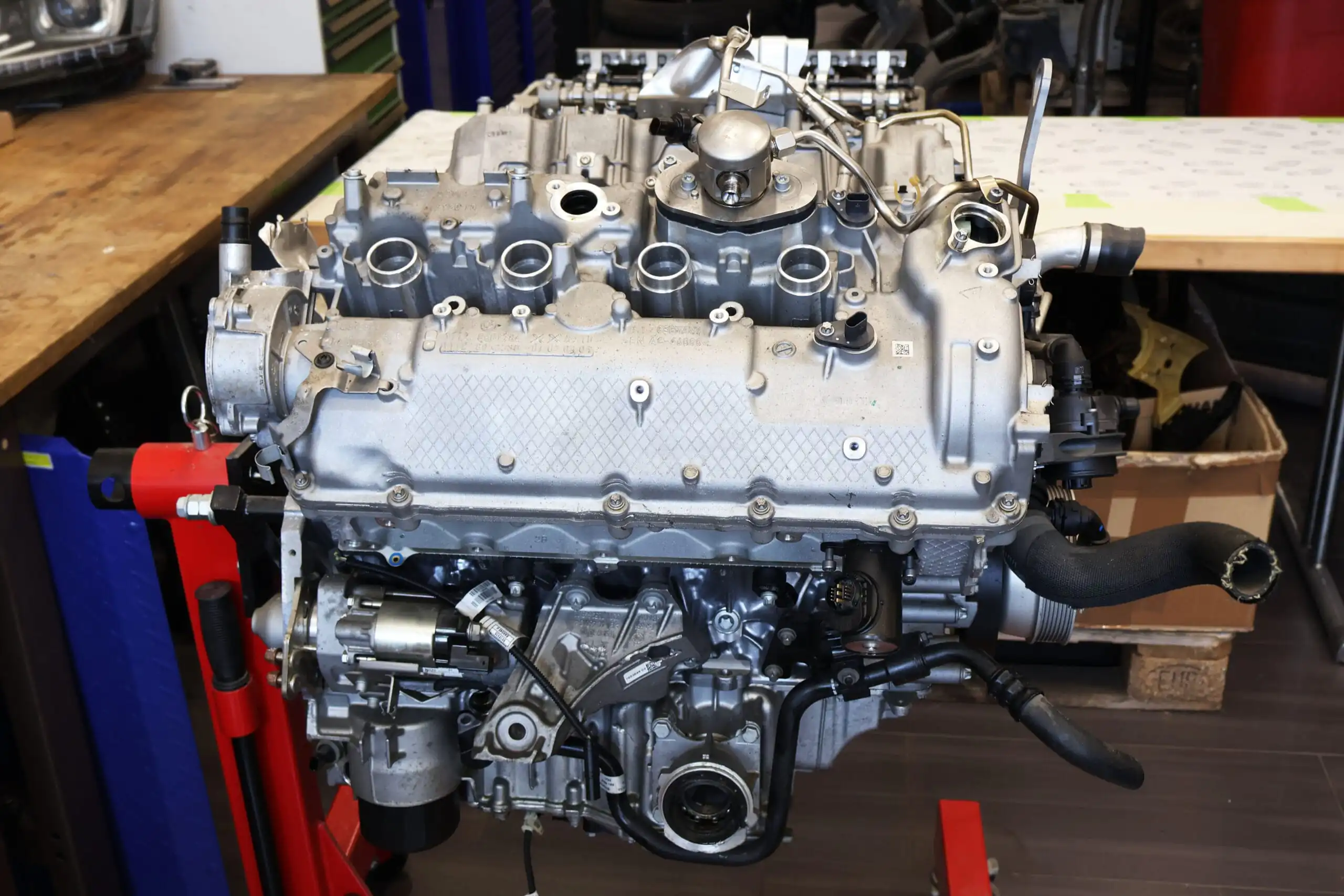 Fahrzeugmotor während der Reparatur in der Kfz-Werkstatt von Hiller CarTech