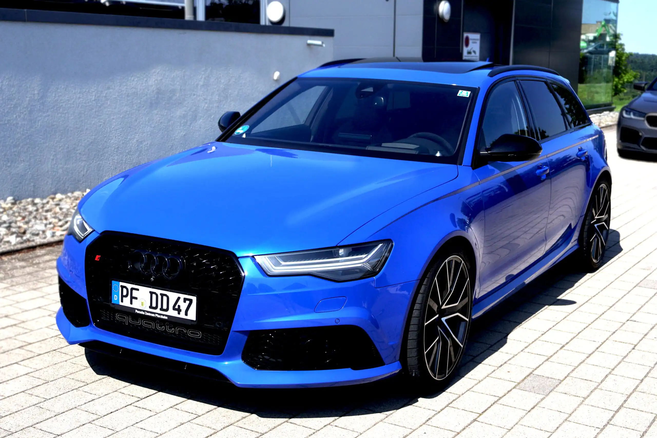 Blauer Audi nach Fahrzeug-Tuning bei Hiller CarTech
