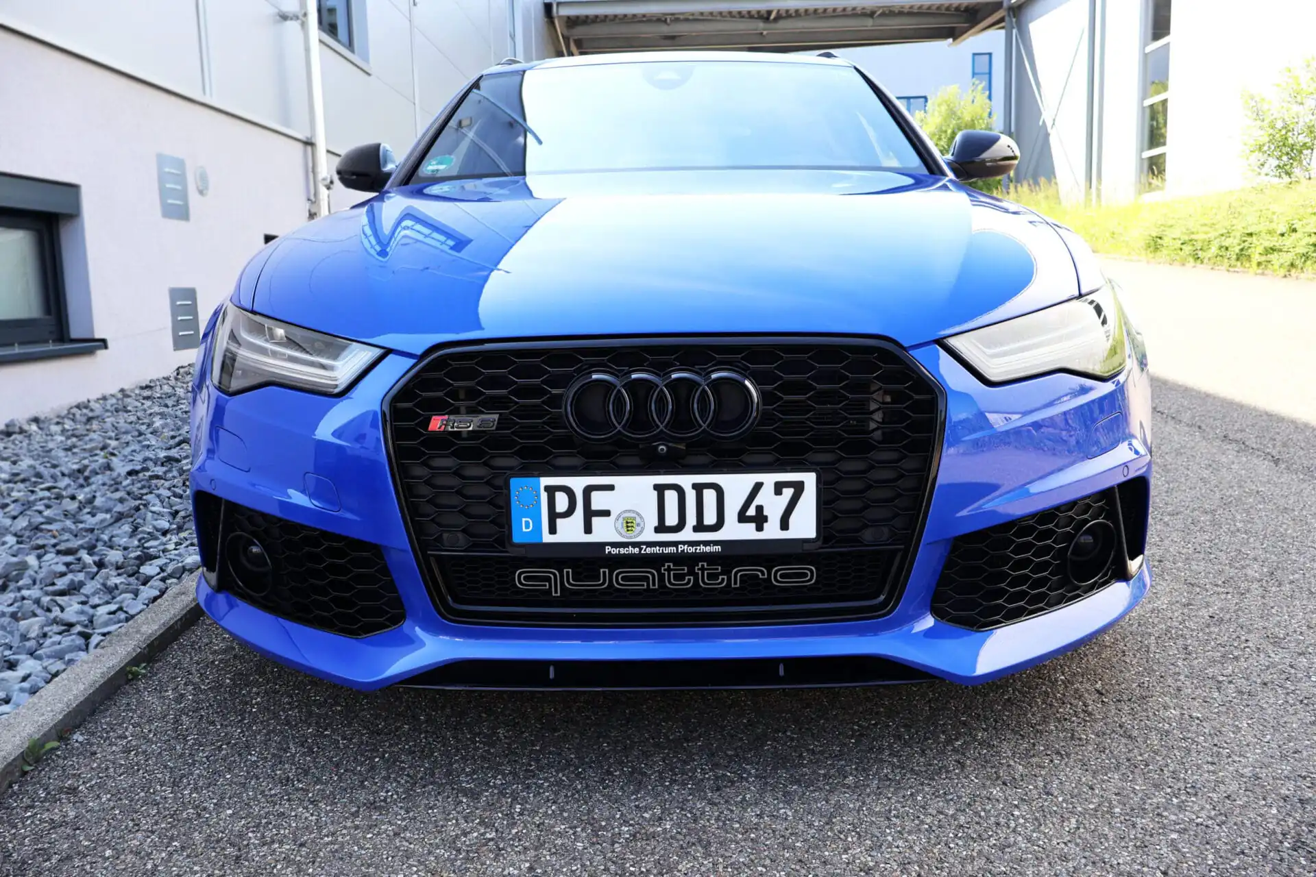 Blauer Audi nach Tuning vor der Kfz-Werkstatt von Hiller CarTech