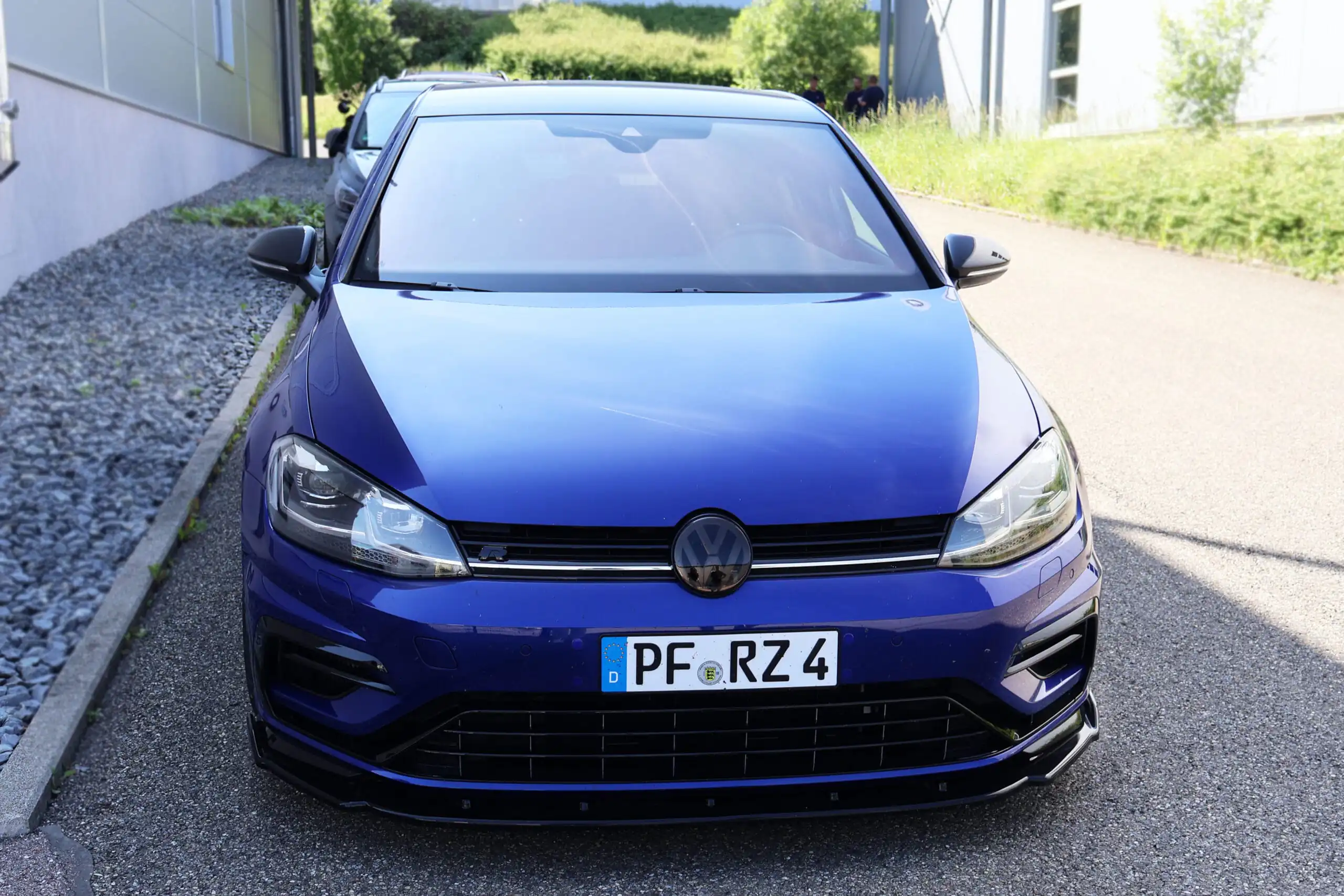 Blauer Volkswagen nach Tuning bei Hiller CarTech