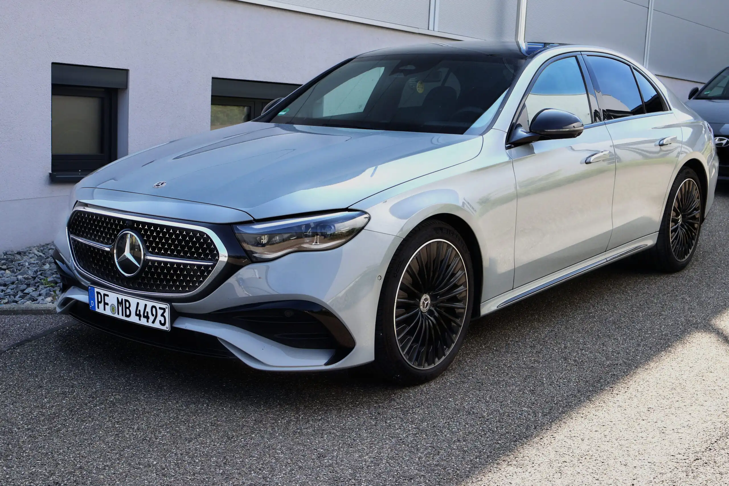 Grauer Mercedes nach Tuning bei Hiller CarTech