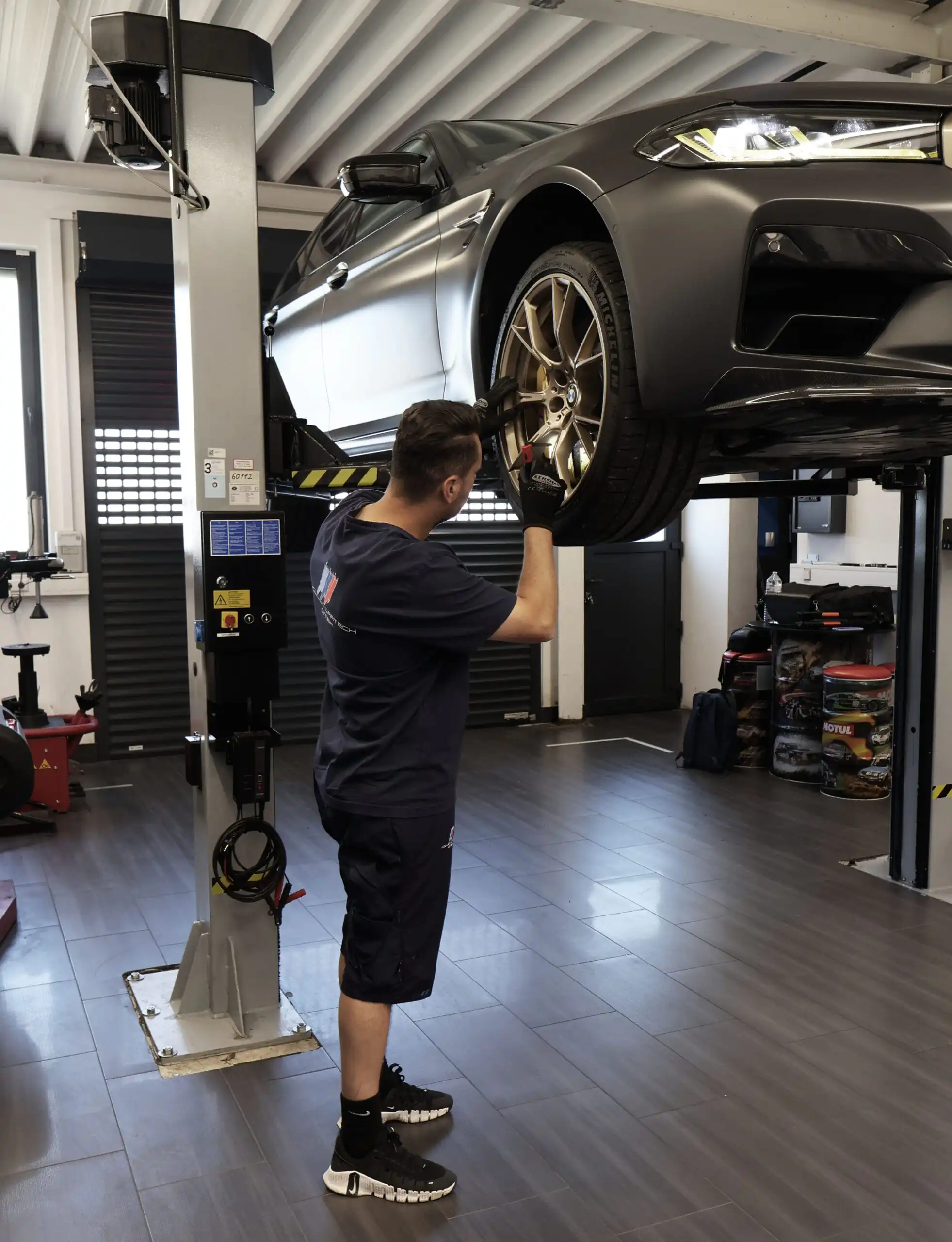 Inhaber von Hiller CarTech arbeitet an einem Fahrzeug in der eigenen Kfz-Werkstatt