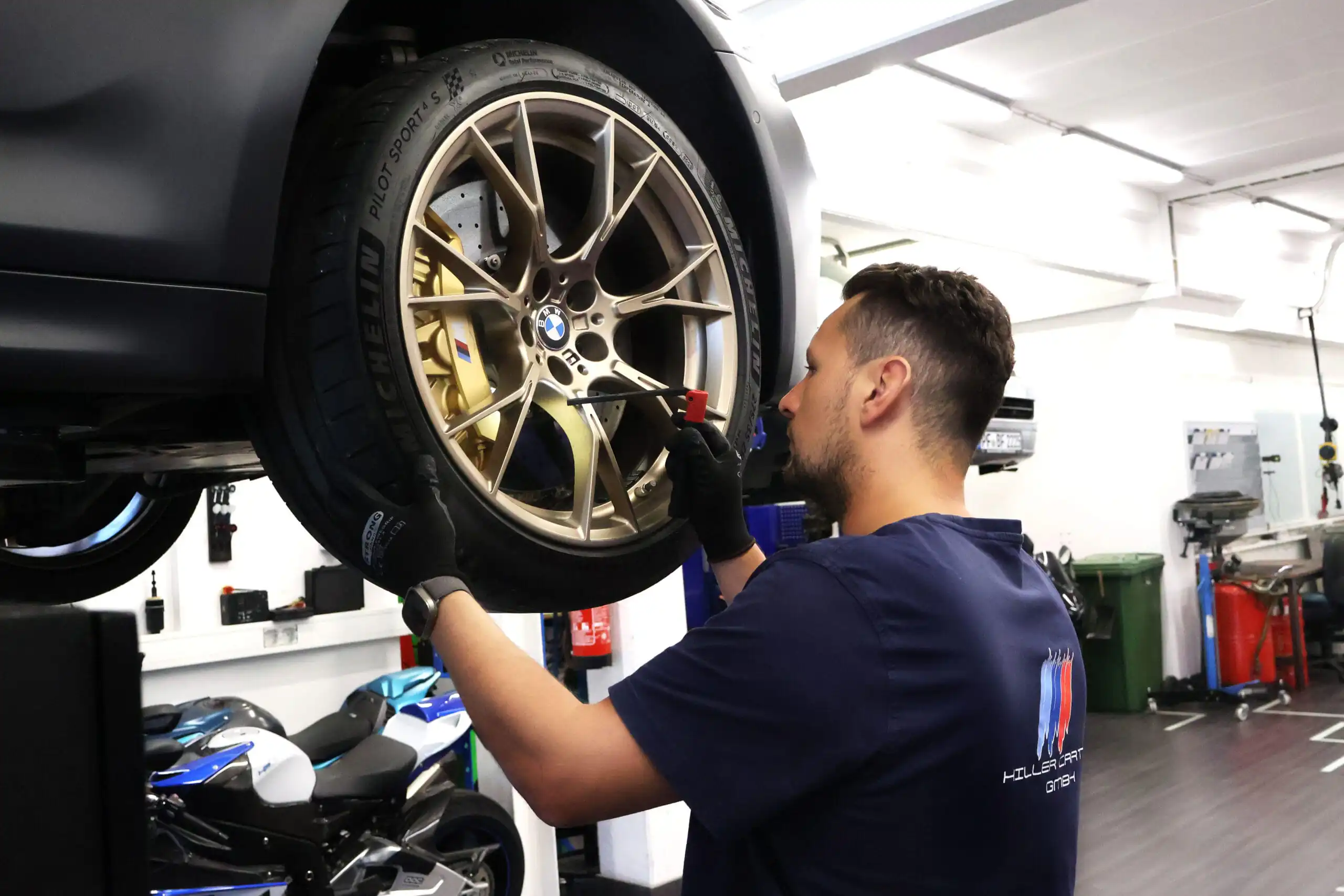 Inhaber von Hiller CarTech bei Arbeiten am Fahrzeug