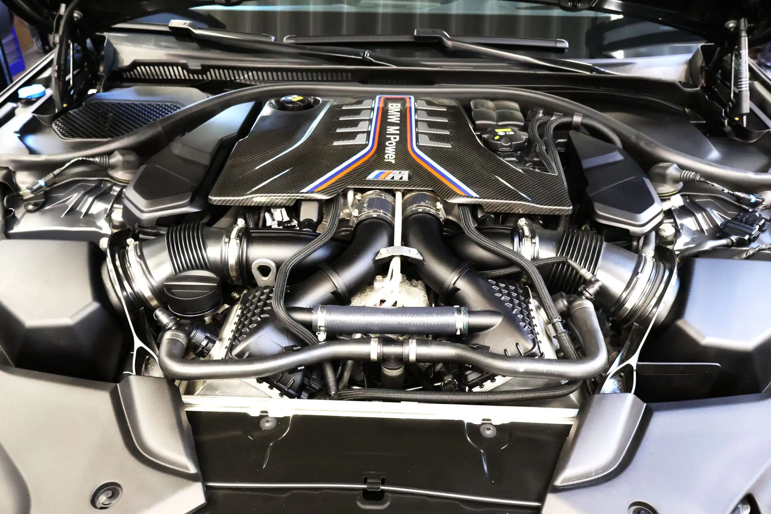 BMW M Motorraum nach Tuning und technischer Optimierung bei Hiller CarTech