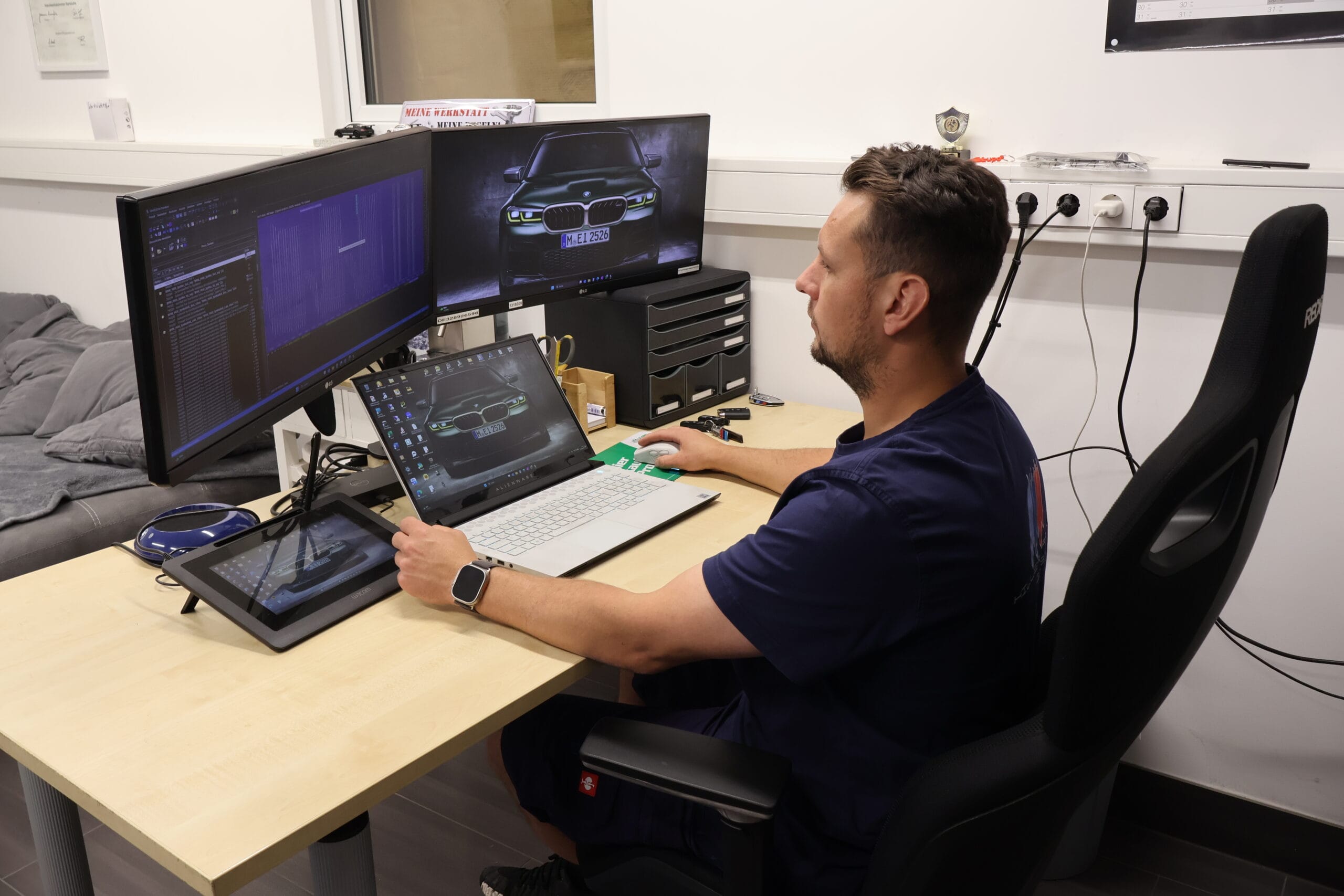 Inhaber von Hiller Cartech arbeitet am Computer mit einer Tuning-Software im Büro