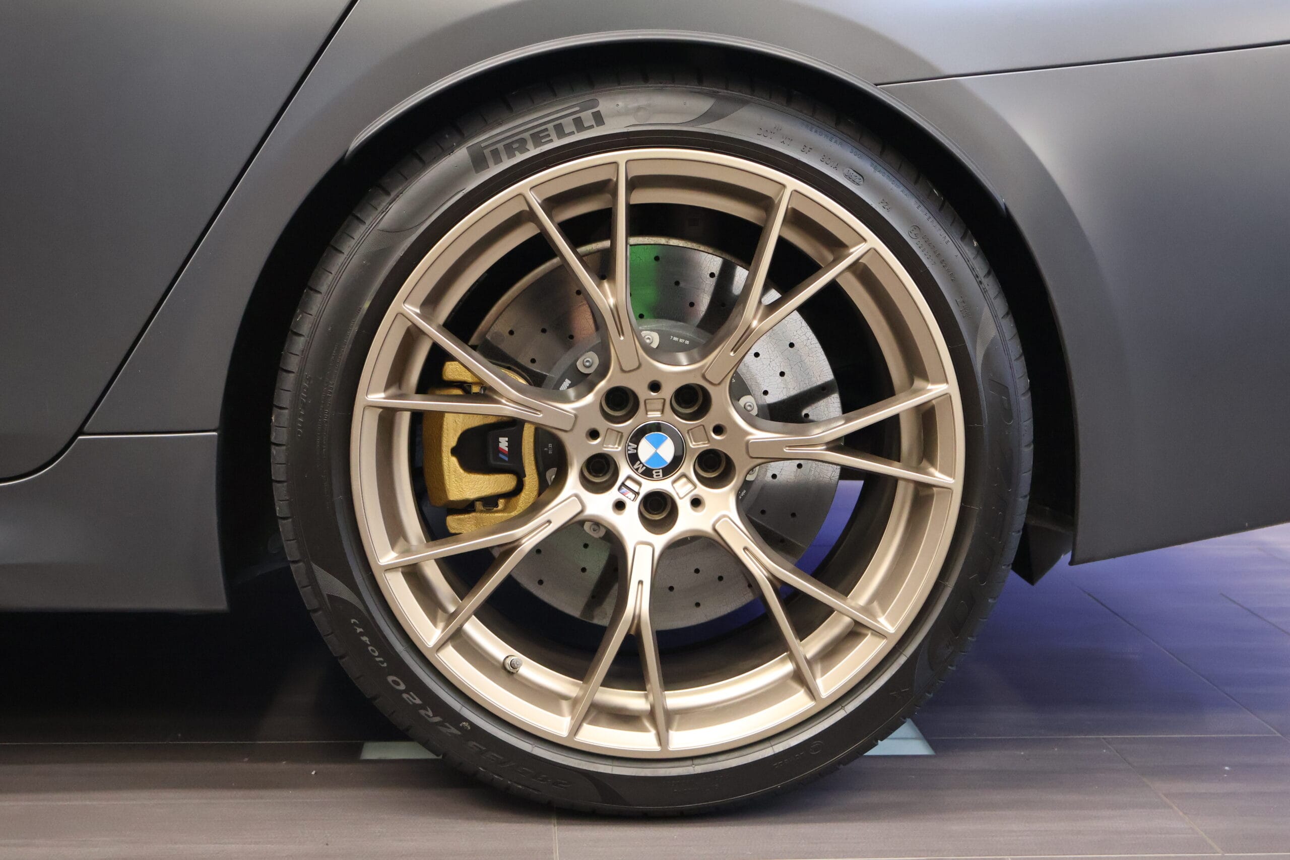 Fachgerechte Montage von High-End Felgen und Reifen für BMW M-Modelle im Meisterbetrieb.