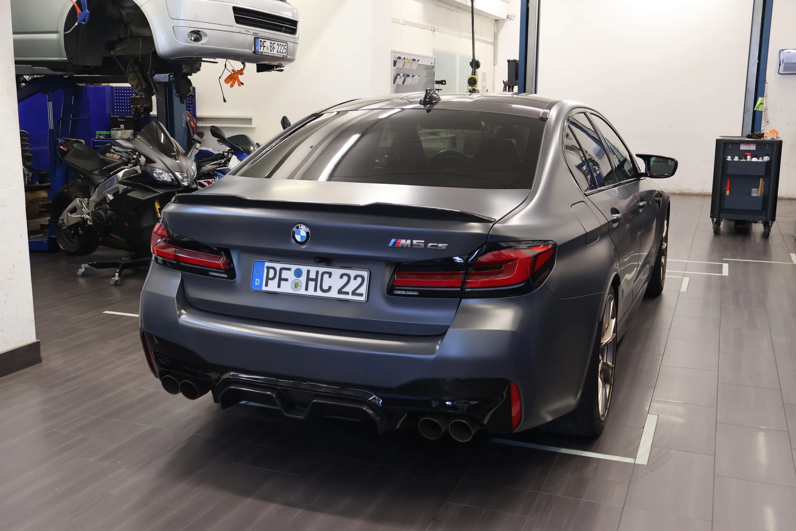 BMW nach vollständiger Reparatur und Wartung