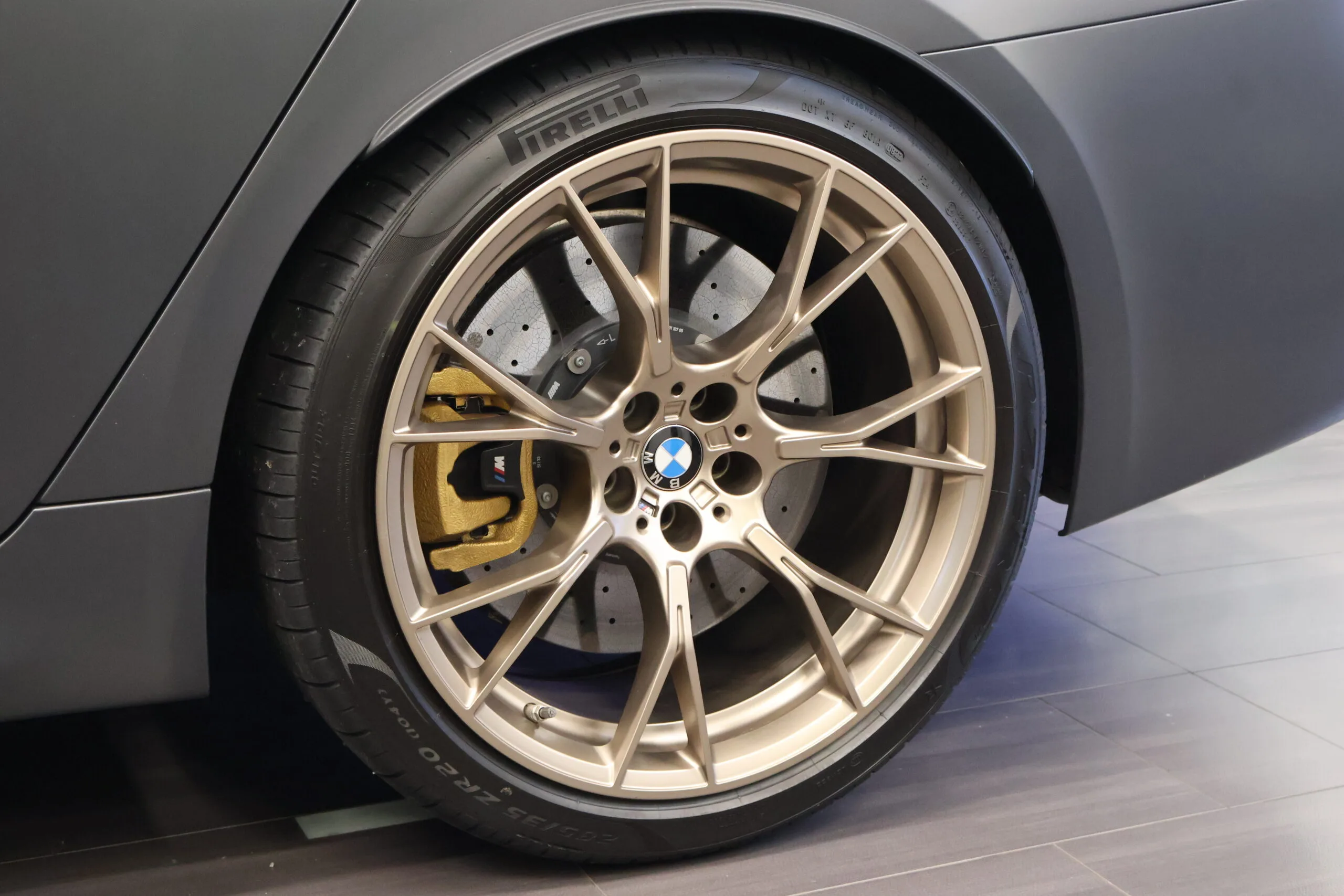Erneuerte Bremsanlage an einem BMW nach Servicearbeiten