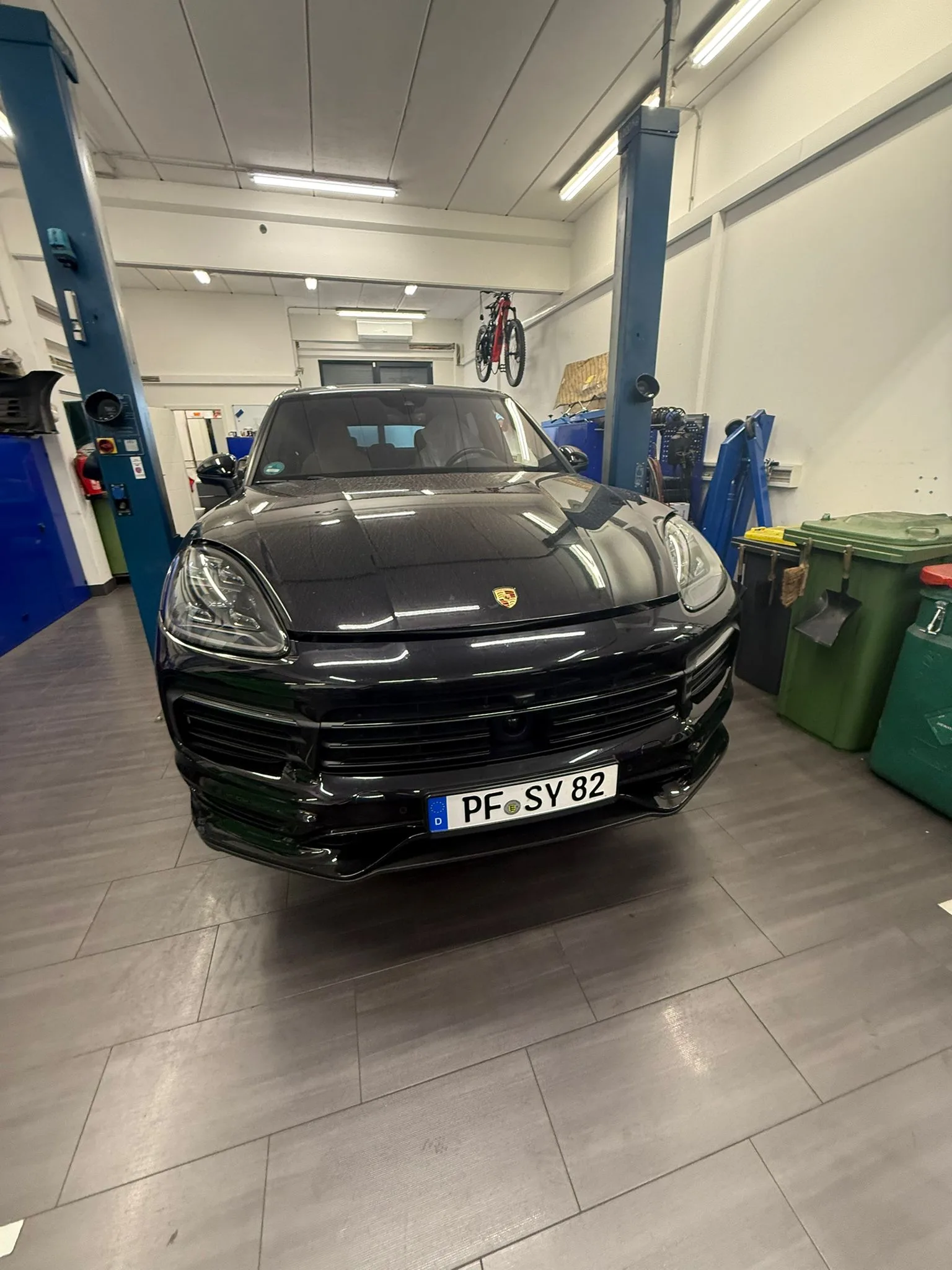 Porsche Cayenne während umfangreicher Motorarbeiten