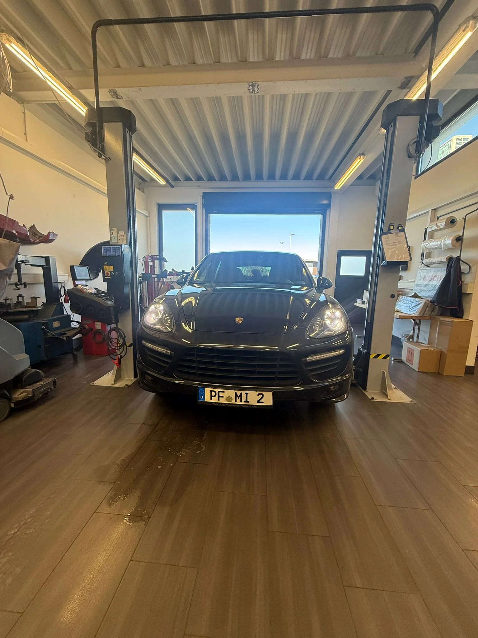 Porsche Cayenne vor dem Einbau der Auspuff-Klappensteuerung Фото 2 (ракурс):