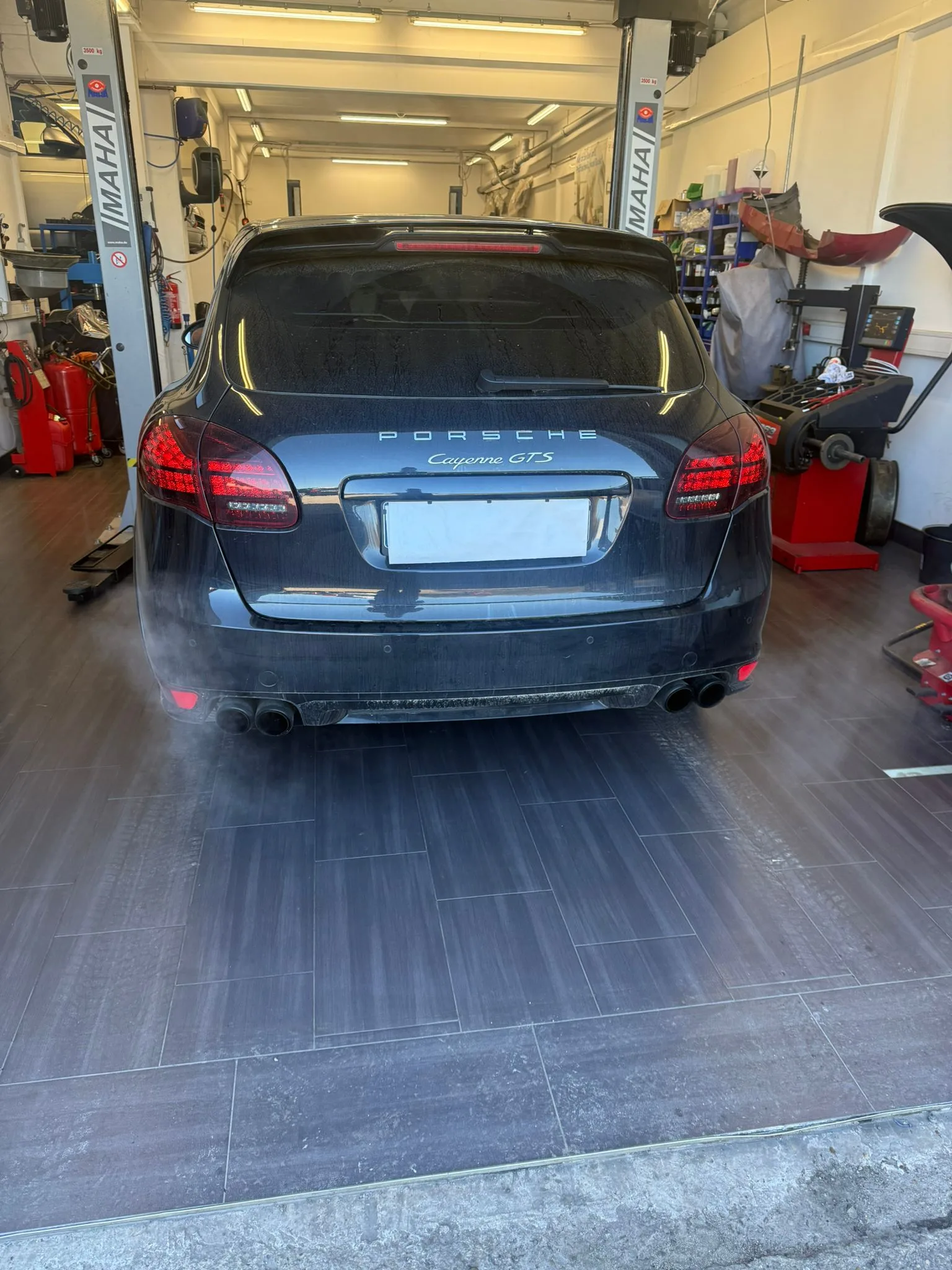 Heckansicht eines Porsche Cayenne mit Fokus auf die Abgasanlage