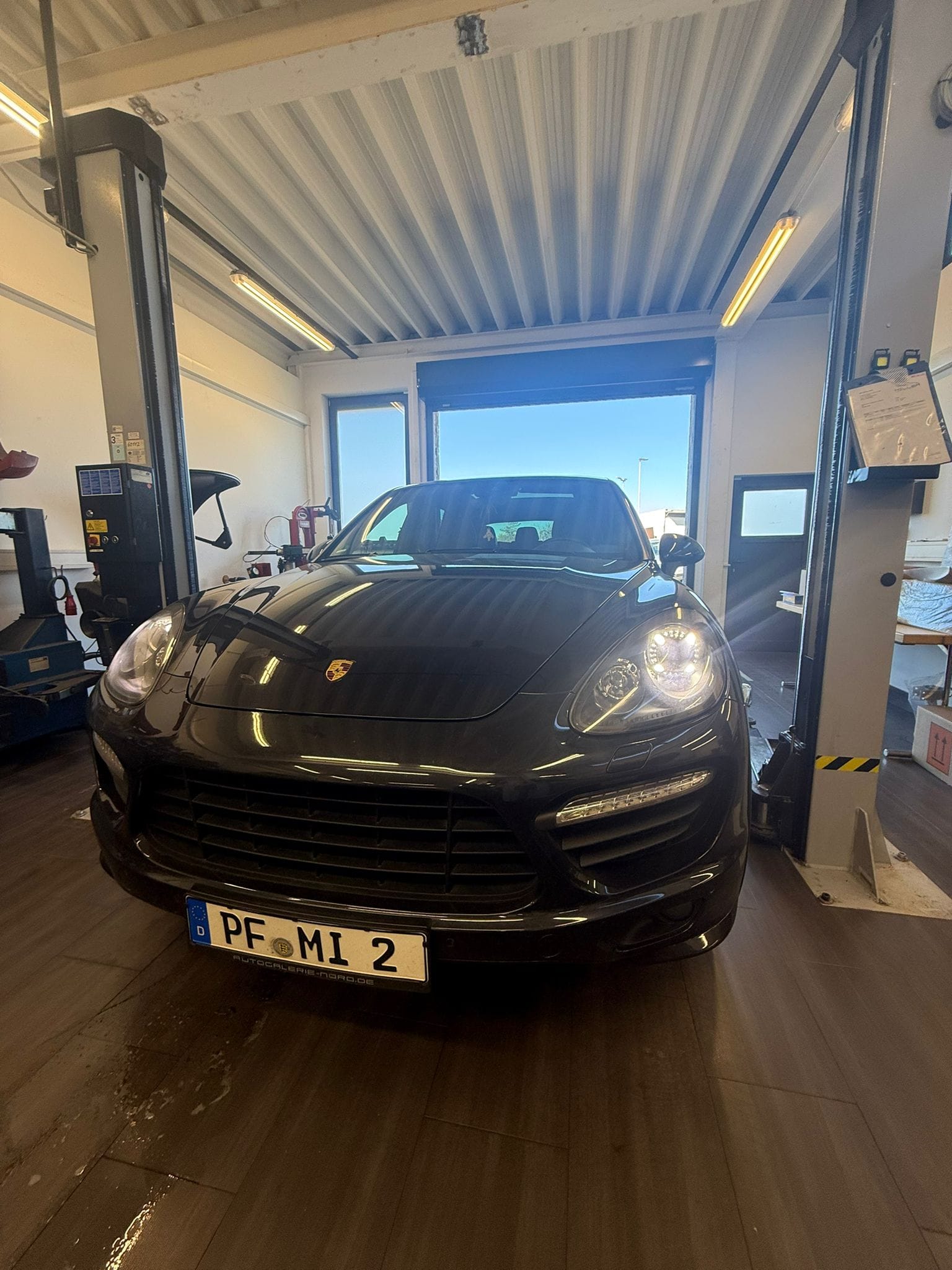 Porsche Cayenne vor dem Einbau der Auspuff-Klappensteuerung