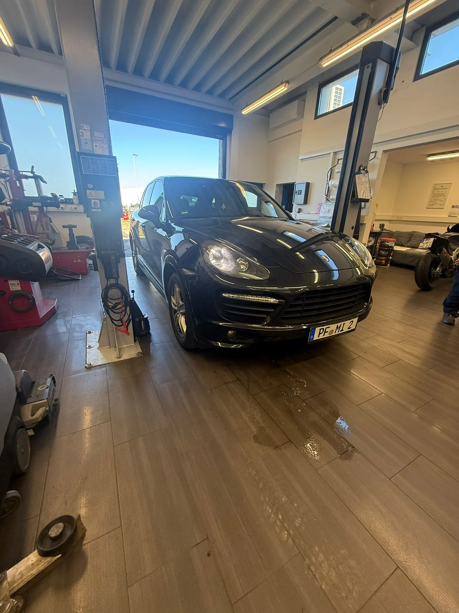 Porsche Cayenne in der Werkstatt während der Nachrüstung der Klappensteuerung